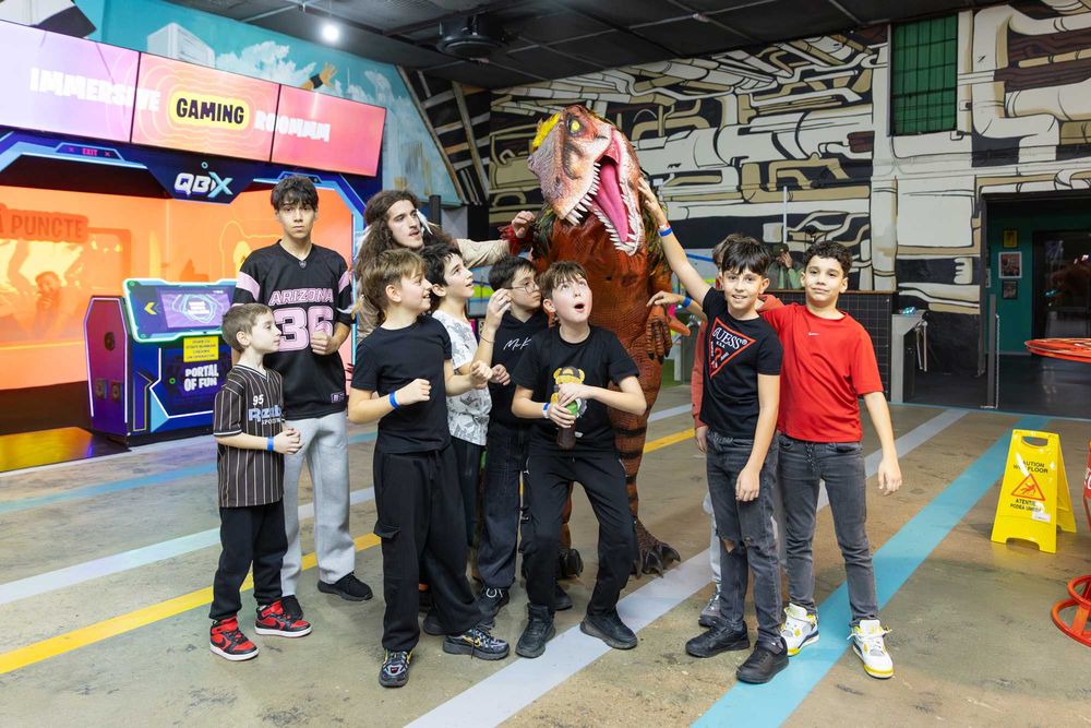 DINOZAUR URIAȘ – Apariție spectaculoasă pentru evenimente