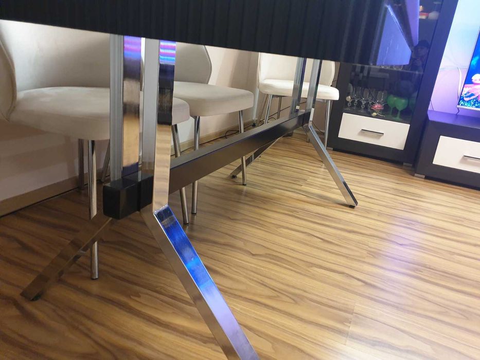 Голяма бяла трапезна маса