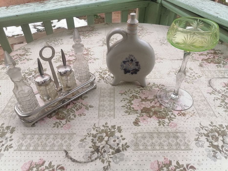 Посуда и принадлежности  столовые