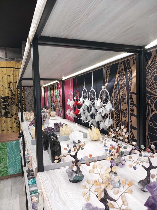 Оборудване за магазин - стелажи, витрина