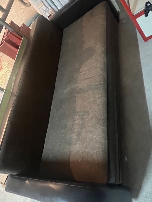 Коричневый диван