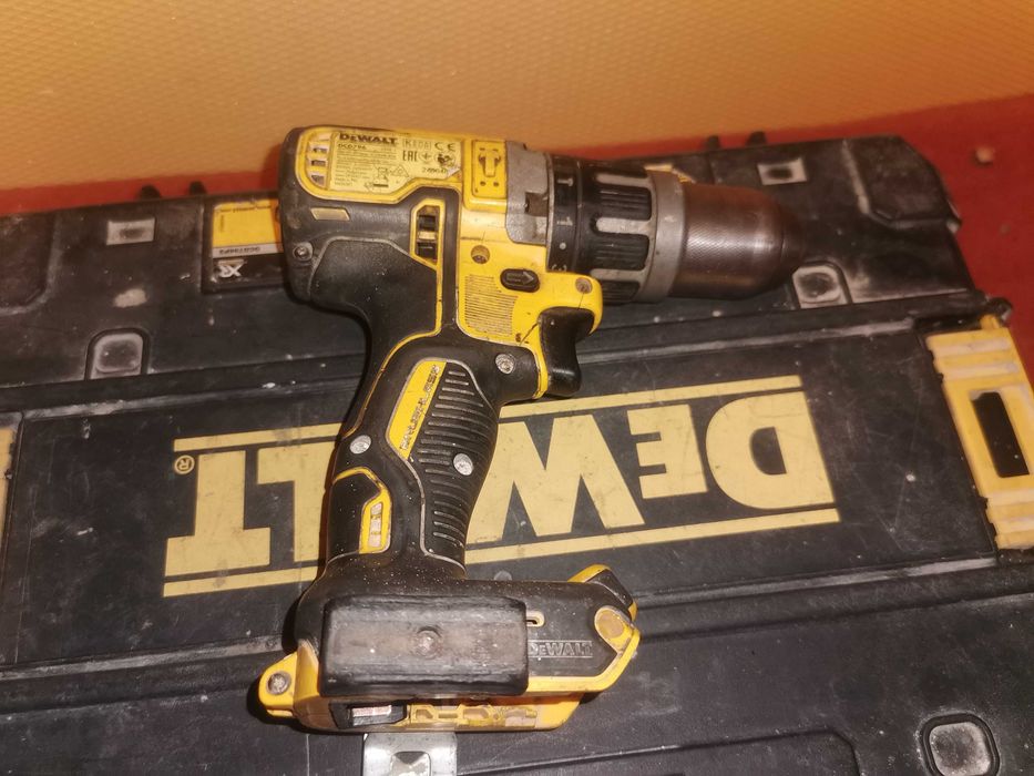 DEWALT DCD 796 Masina de gaurit si insurubat