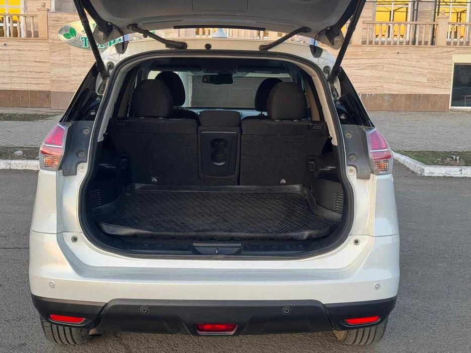 Автомобиль NISSAN