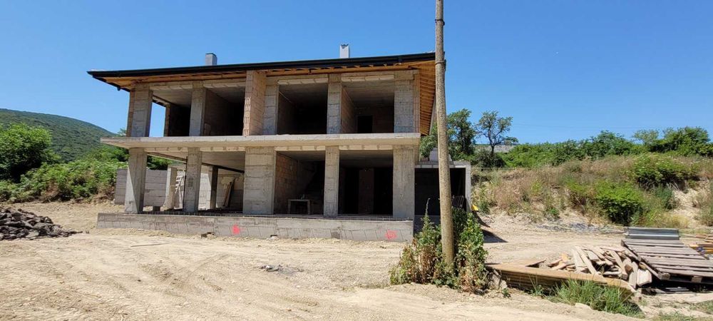 ПРОДАВА :Къща новострояща се с. Стража област Търговище