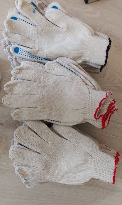 Перчатки рабочие разные.