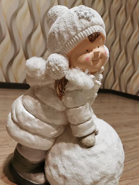 Статуэтка "Девочка со снежком"