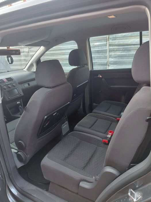 Vand sau schimb  touran 1.6 benzina,7 locuri