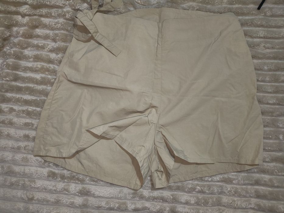 Пола шорти чисто нови