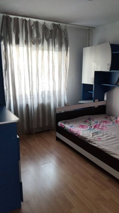 Proprietar închiriez apartament cu trei camere