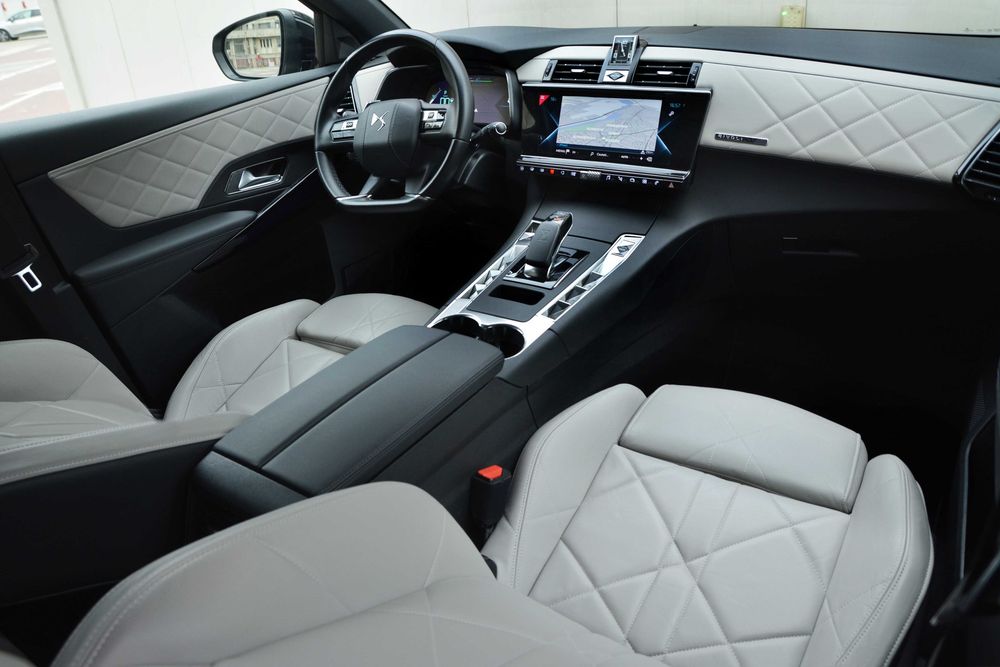 DS7 Crossback / Rivoli / 300 CP/ 4X4 / Plug-In Hybrid / Masaj / Distronic