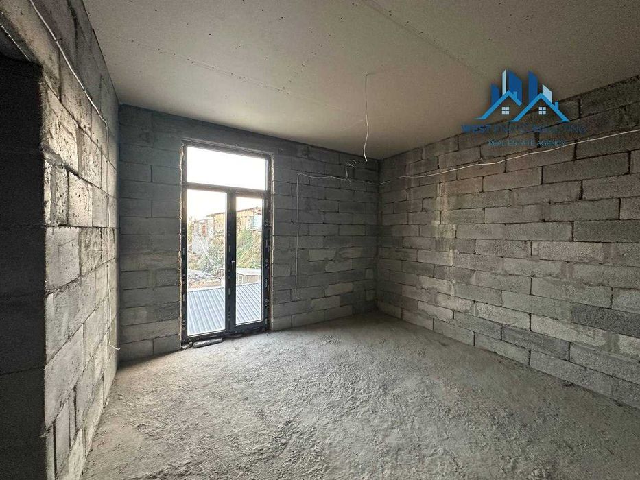Продам Евро дом- коробку у  1 гор. больницы