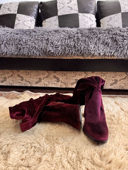 Cizme catifea, culoare superba, 38, purtate foarte putin, comode