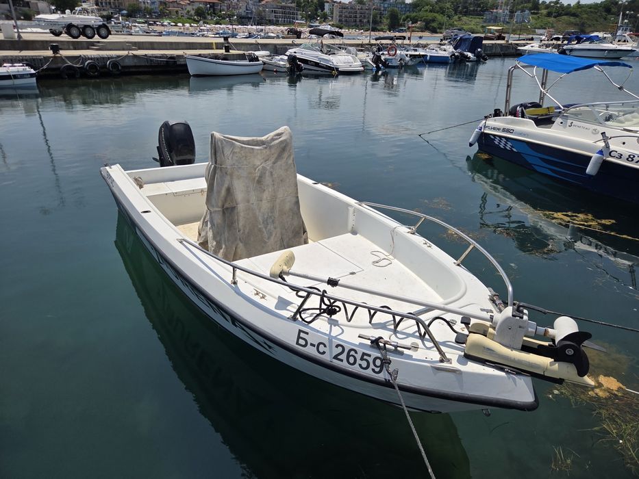 Лодка с двигател