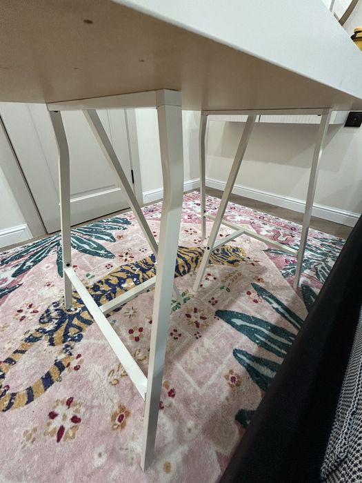Стол Ikea белого цвета