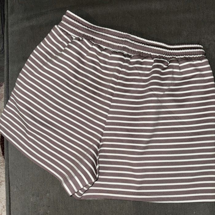 Дънкови бермуди, черна пола- панталон и спортни райрани панталони