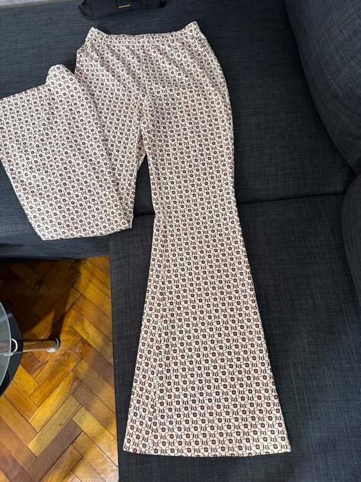 Дълъг панталон с разкроени крачоли