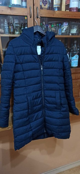 дамско яке Anti Blue р-р М-35 лв; дамски суитчър Russell р-р М-18 лв.