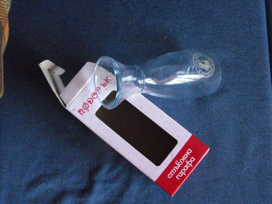 Стъклена гарафа, с лого на BLACK SEA POMORIE.