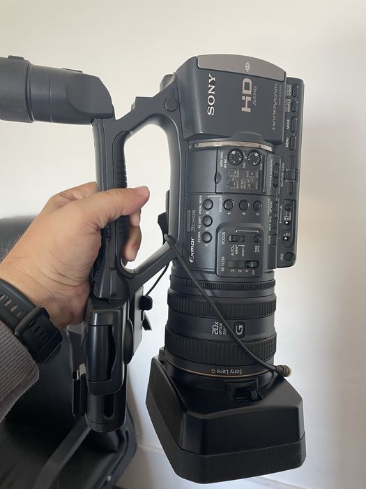 Видеокамера полупрофессиональная Sony HDR-AX2000
