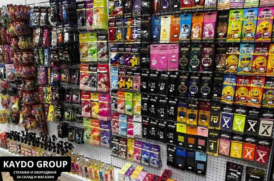 Магазинен стелаж с перфо гръб