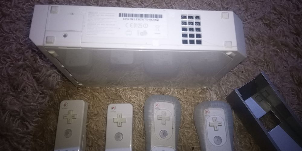 Wii конзола с контролери, кабели и всичко необходимо за игра