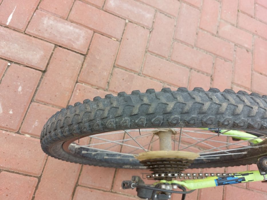 Bicicleta ROCKRIDER ST 500
6 viteze roata de 20inch frâne pe tambur.
B