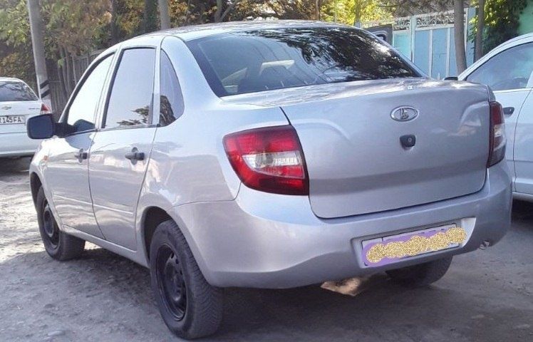 Lada Granta yengil avtomobili yaxshi narxda sotiladi