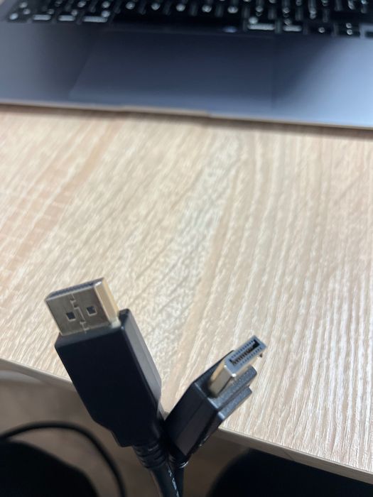 Vând cablu display port