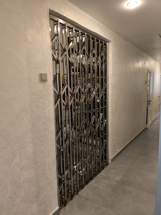 Решётка раздвижная на дверь