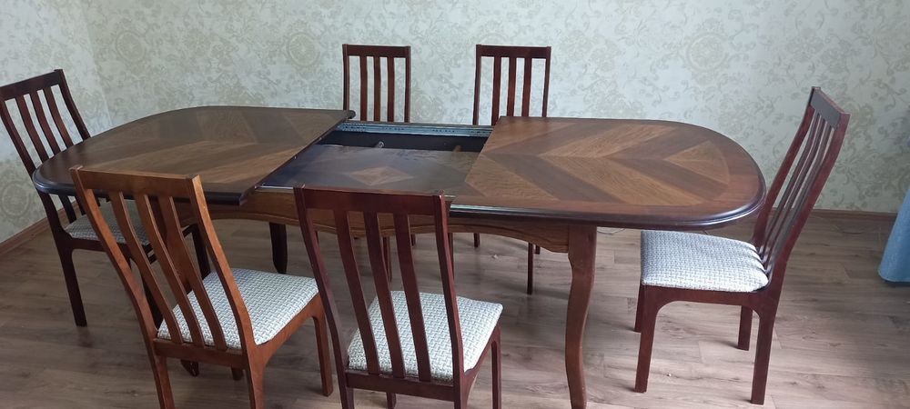 Продам гостиный стол со стульями