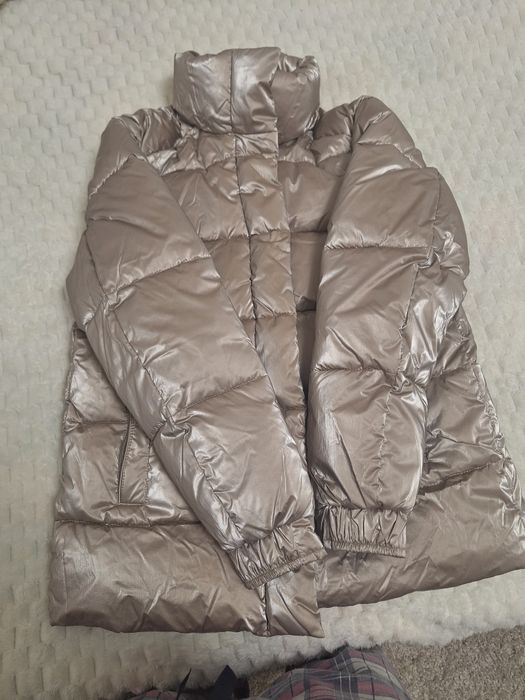 Продаётся зимняя куртка Манго тёплый.