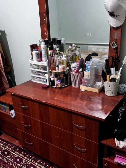 Шфанер ва тримоси ва 2 та тумбочкалари сотилади