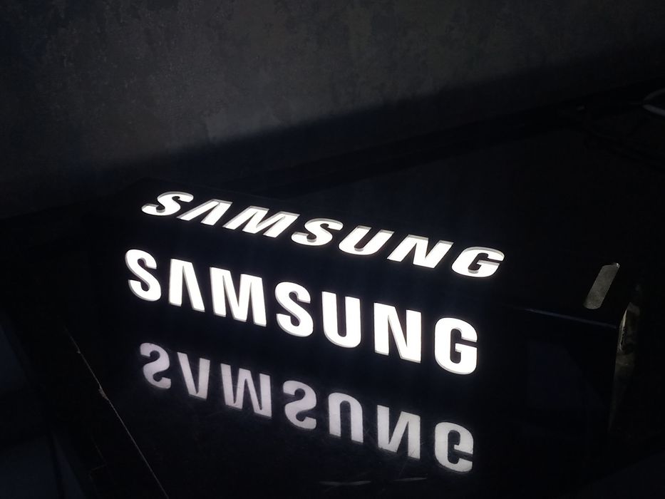 Yonib turadigan Samsung yozuvi. Telefon doʻkonda reklama uchun durgan.