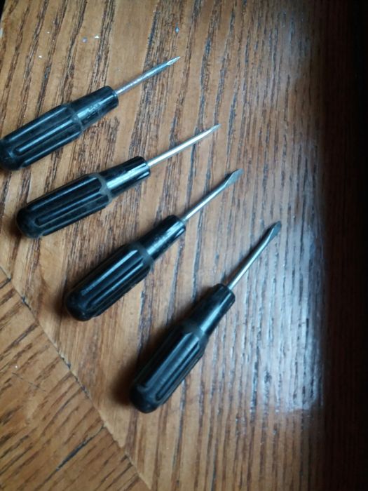 Отвертки разного размера.  С советских времен.  За все 100000 сум.