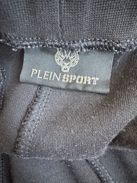 Продавам  ОРИГИНАЛЕН летен екип на Philipp Plein