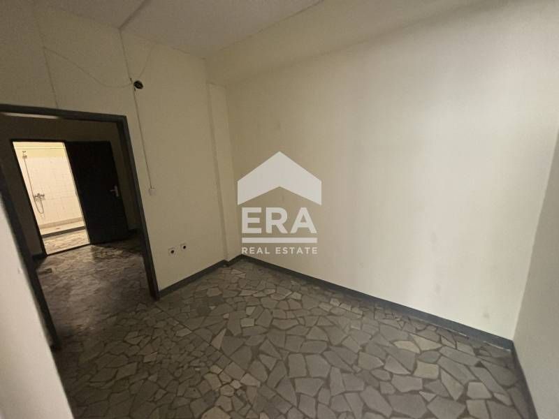 Голямо търговско помещение на хубава локация