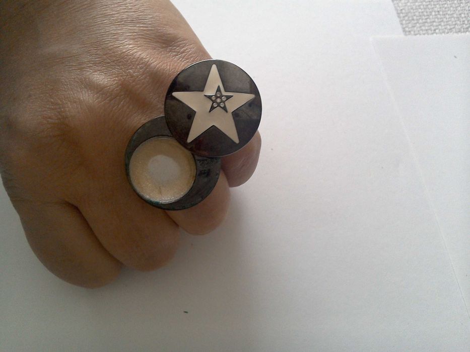 Inel deosebit - cameră secretă - fard - tantal, email, diamante