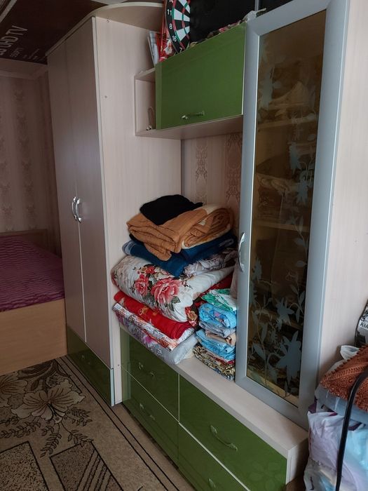 Продам стенку в спальню или комнату.