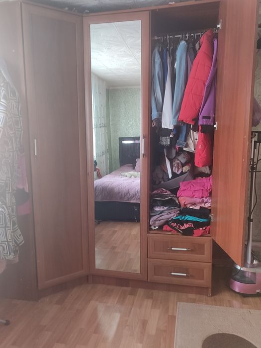 Шкаф угловой вместительный