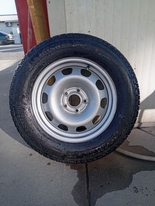 Vând roată de rezervă Duster R 16 noua și Cric pt Duster