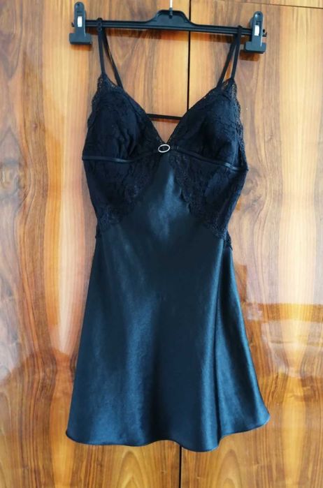 Елегантен черен сатениран корсаж - индивидуална изработка