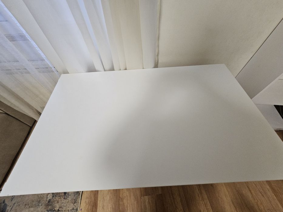 Бяло бюро и черен офис стол