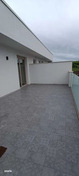 Apartament de 2 camere, decomandat, 40 mp., terasa 25 mp., zona zavoai