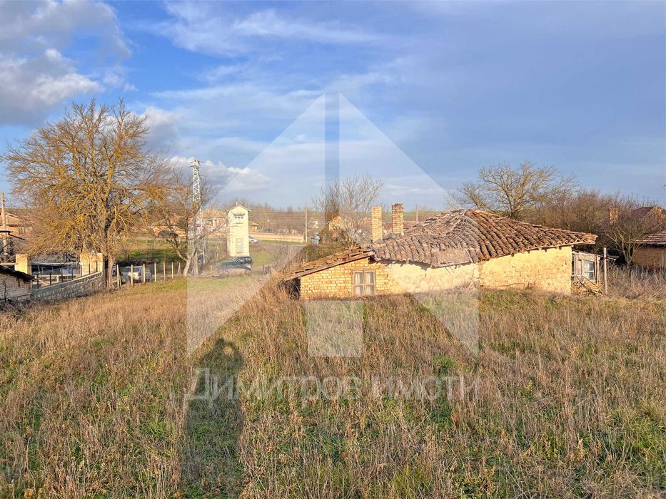 Продава къща с 2 дка двор в с. Караманите, общ Вълчи дол (обл. Варна).