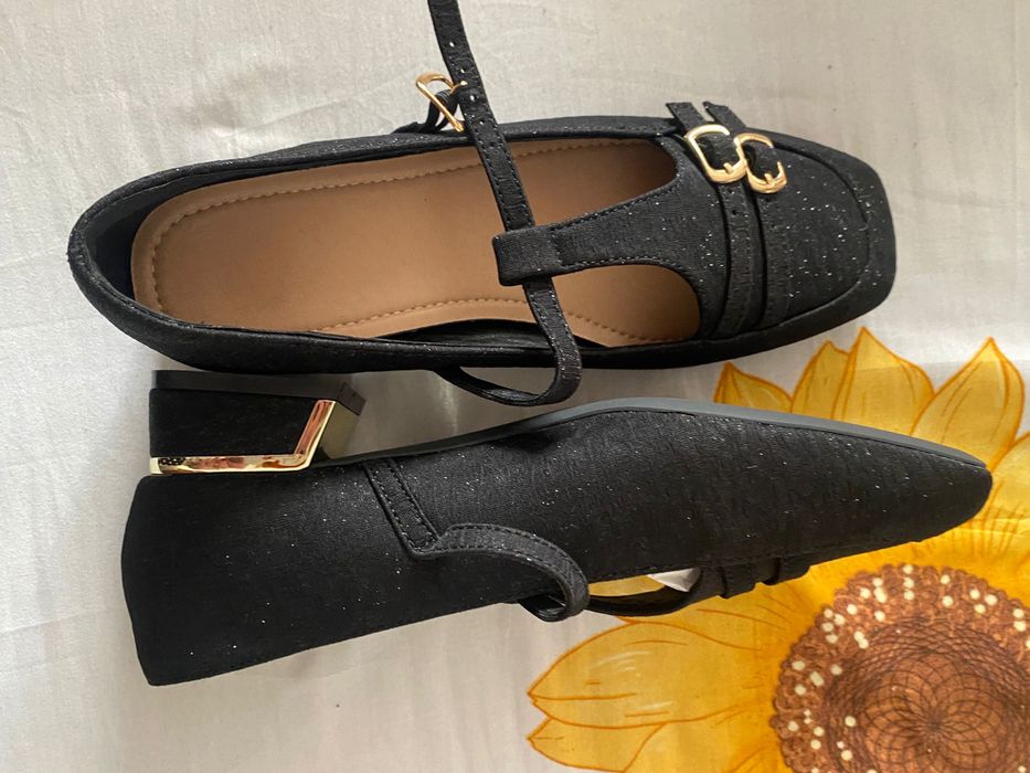 Pantofi noi in cutie.