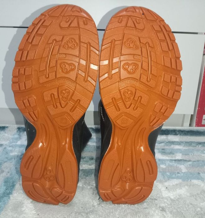 Продам срочно зимнию тёплую спец. Обувь фирмы TALAN