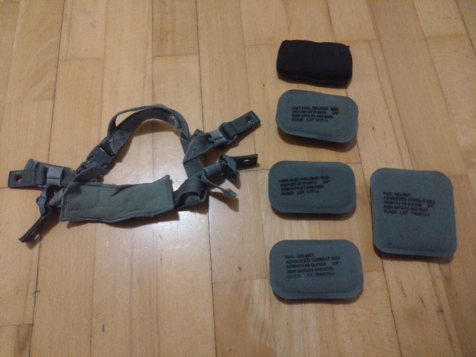 Buzunare, bureți și curea pentru casca, cască fără microfon