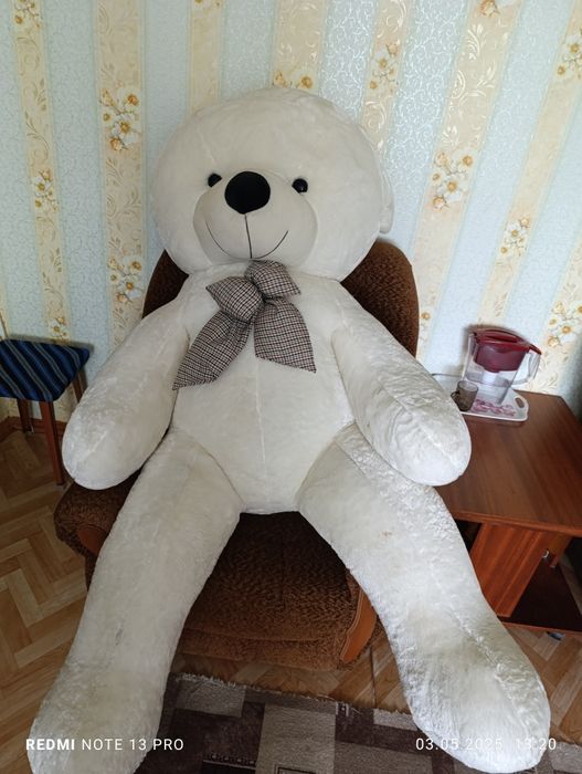 Большой игрушечный медведь