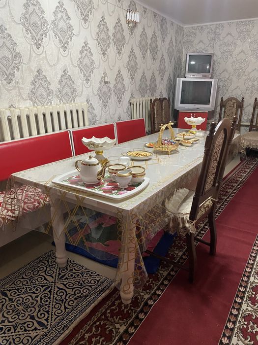 Длинный белый стол