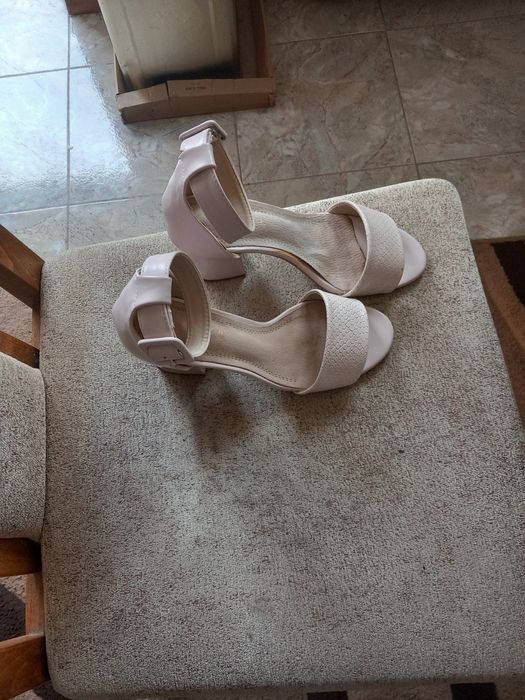 Нови дамски обувки с ток